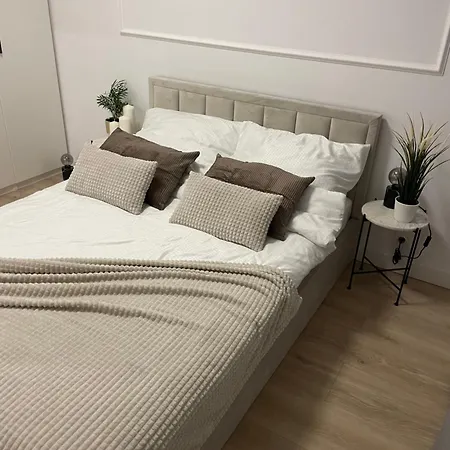 Airport Apartment *